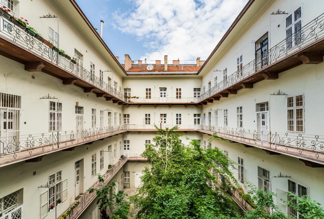 Simply The Best Location Budapest Bagian luar foto
